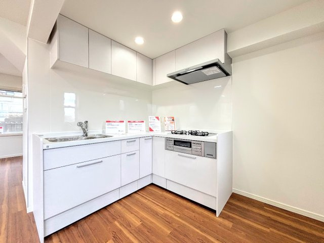 戸塚区平戸1丁目　中古戸建てのキッチン|◆動きに無駄がなくなるL字型を採用。リビングの様子を見ながら効率よく料理もできる賢いキッチンです。食洗機や浄水器などあると嬉しい設備も完備しています。

