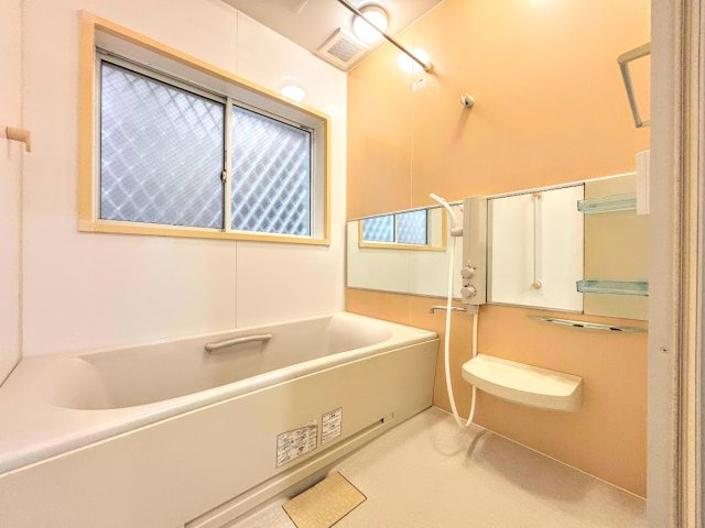 戸塚区平戸1丁目　中古戸建ての浴室|◆お子様と一緒にバスタイムを楽しめる広々空間。浴室乾燥機付で心地よいバスタイムを実現します。
