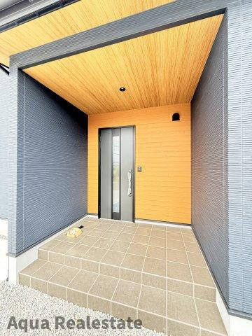 高松市円座町の新築一戸建の玄関|明るい玄関です