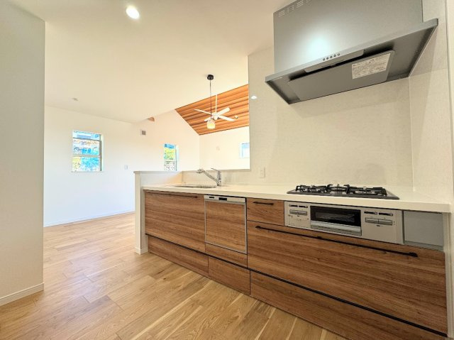 戸塚区平戸３丁目　戸建てのキッチン|◆キッチンからダイニングやリビングが見渡せるキッチン。料理をしながら家族とコミュニケーションをとれるだけでなく、大きな開放感も得られることができます。