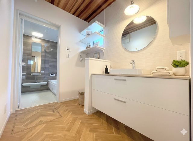 戸塚区平戸３丁目　戸建ての洗面所|◆毎日使う場所だから、機能的で使いやすさに配慮したパウダールーム。すっきりと使えるように収納も豊富にご用意しています。