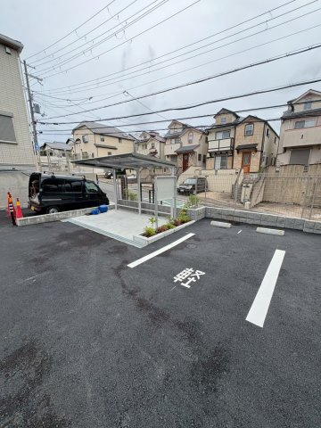 パルファン南落合02の駐車場|車をお持ちの方に嬉しい駐車場付きの物件です