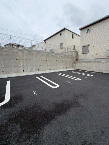 パルファン南落合02の駐車場|駐車場があるので、車を買う予定の方も安心です