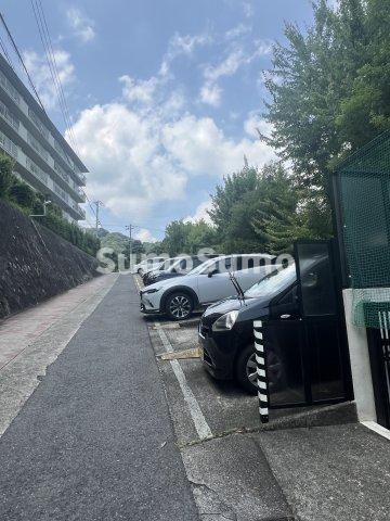 シャルマンコーポ御影の駐車場