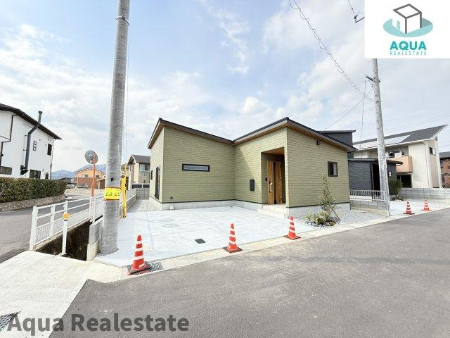 高松市円座町の新築一戸建の前面道路含む現地写真|落ち着いた雰囲気の外観です