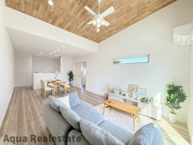 高松市円座町の新築一戸建の居間・リビング|こちらのリビングで趣味の時間をお楽しみください