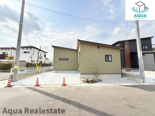 高松市円座町の新築一戸建の駐車場|前面道路含む現地写真です