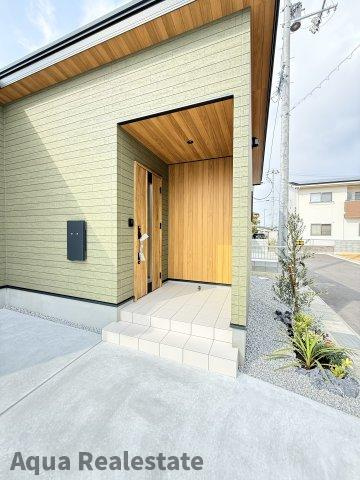 高松市円座町の新築一戸建の玄関|シンプルで使いやすい玄関です
