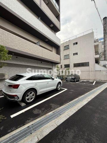 シャテーニュ上本町の駐車場