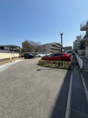 パロス甲子園三番町B棟の駐車場
