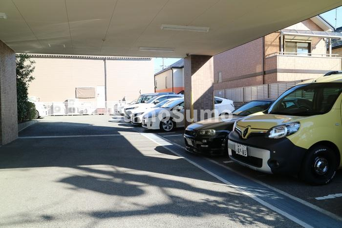 シャン・クラージュの駐車場