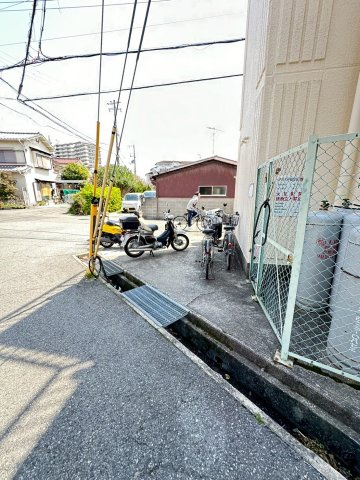 ファーストハウスの駐車場|駐車スペースもあります