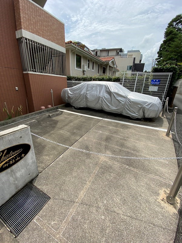 シャトー御影山手の駐車場