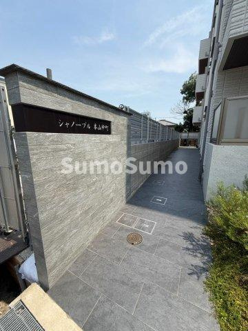 シャノーブル本山中町のエントランス