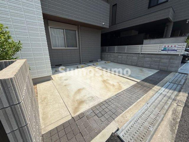 シャノーブル本山中町の駐車場
