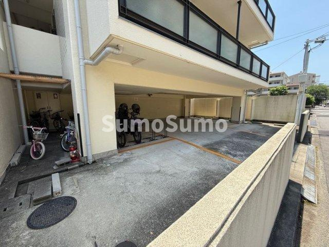 ピルティー本山の駐車場
