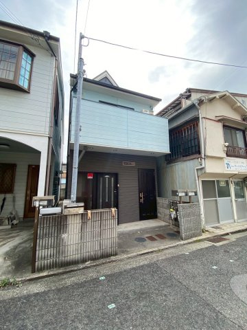 シャーレー中村の駐車場