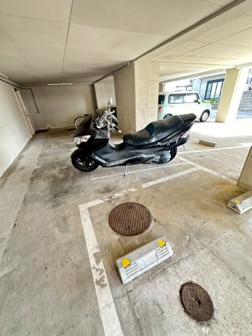 シャトレイユの駐車場