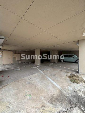 シャトレイユの駐車場