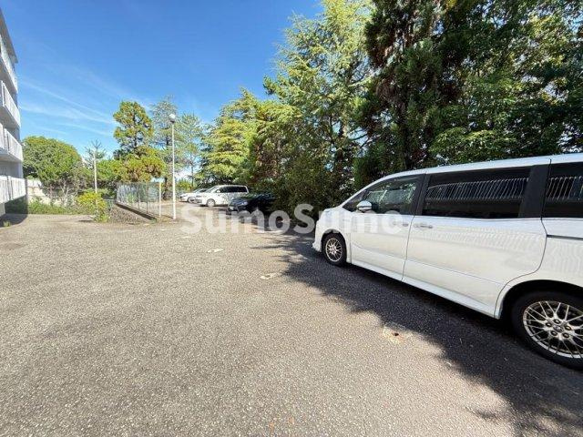 シャトー御影の駐車場