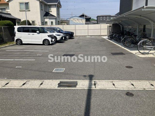 シャルム ジュエルの駐車場|車をお持ちの方に嬉しい駐車場付きの物件です