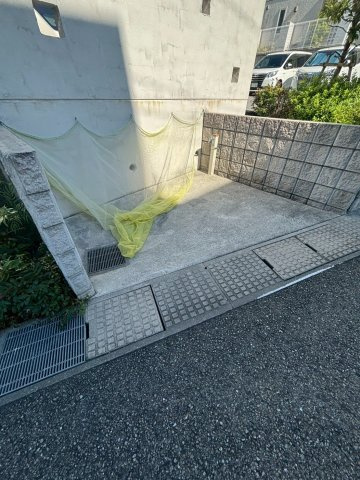 シャーメゾン朝霧IIの駐車場