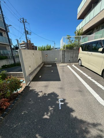 シャーメゾン朝霧IIの駐車場