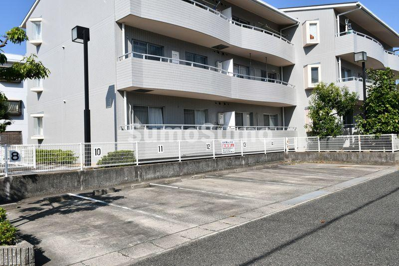 シャトラン高月の駐車場|駐車場があるので、車を買う予定の方も安心です