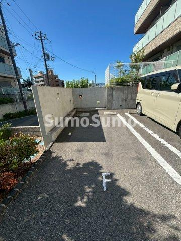 シャーメゾン朝霧IIの駐車場|駐車場があるので、車を買う予定の方も安心です