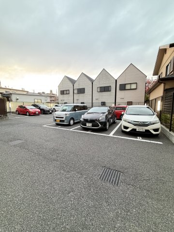 ピアグレース神戸の駐車場