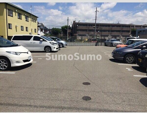 パレスマイセンの駐車場|車をお持ちの方に嬉しい駐車場付きの物件です