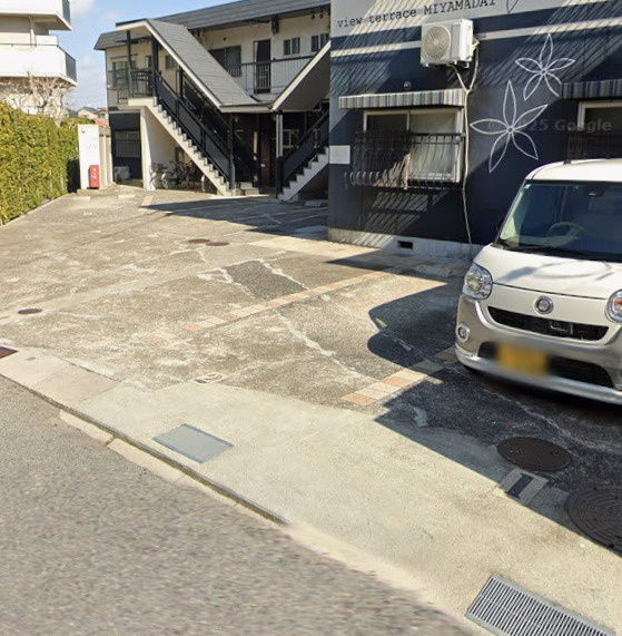 ビューテラス美山台の駐車場