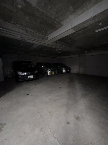シャトランニューウエストの駐車場