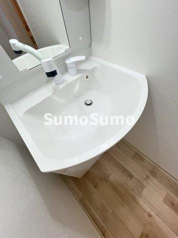 フジパレス尼崎東園田Ⅴ番館 のその他共用部分|独立洗面台、小物を置くことができて便利です