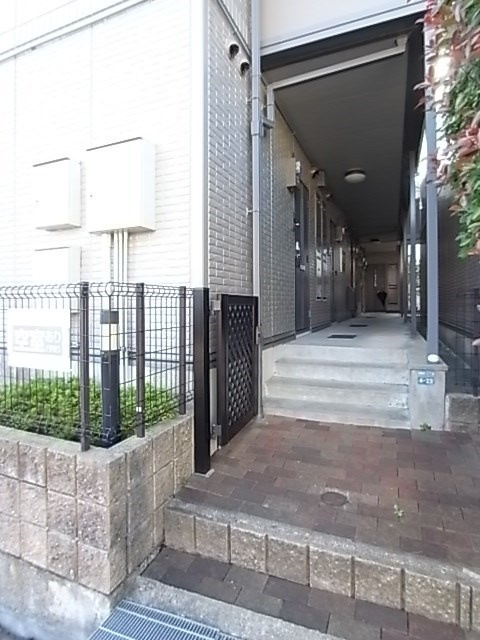 セジュール西岡本のエントランス