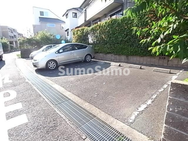 セジュール西岡本の駐車場