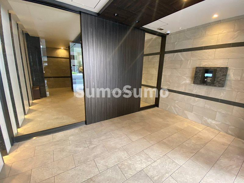 スプランディッド難波SOUTHのエントランス|建物の内部です