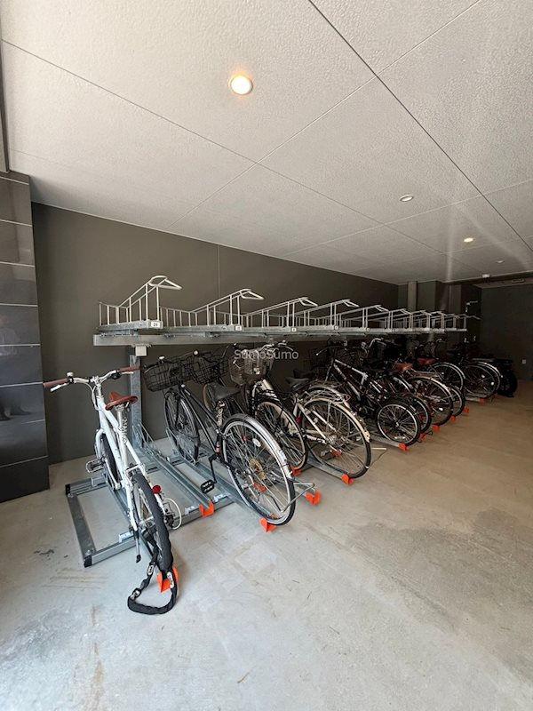 セレニテ難波グランデシュッドの駐車場