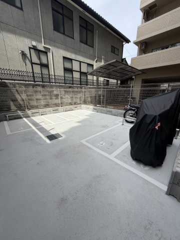 プレリスNEO神戸湊川公園ヴェルトの駐車場