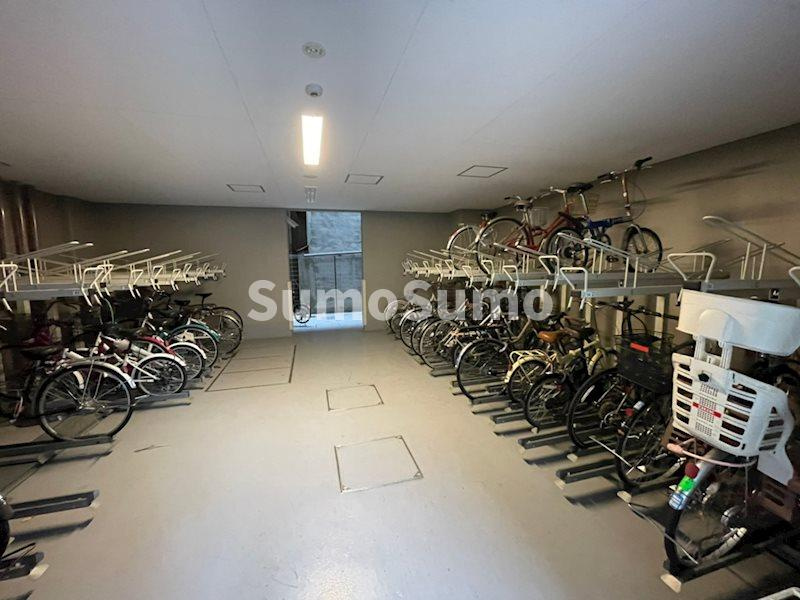 プレサンス堺筋本町駅前シェルの駐車場