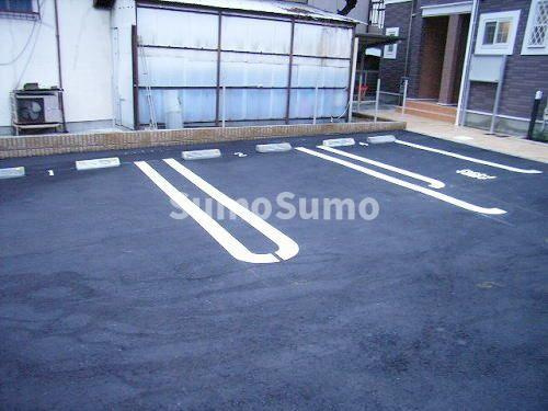 プリムローズの駐車場|駐車場があるので、車を買う予定の方も安心です