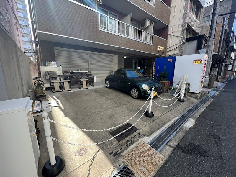 ブルーノ長堀の駐車場