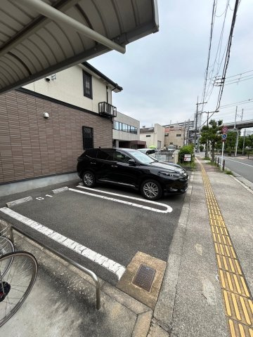 ゾーナ・オヴェストの駐車場|駐車スペースもあります