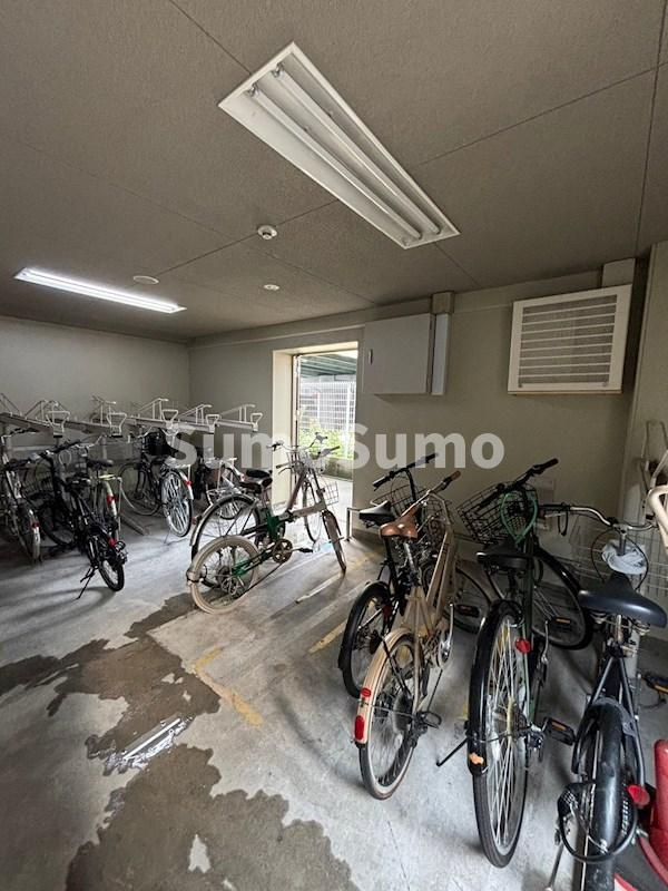ダイドーメゾン大阪本町EASTの駐車場
