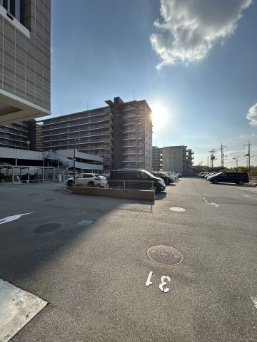 プレサンスロジェ西神南の駐車場