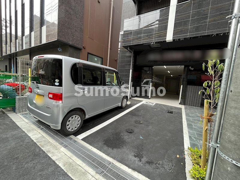 ソルテラス難波NEOの駐車場