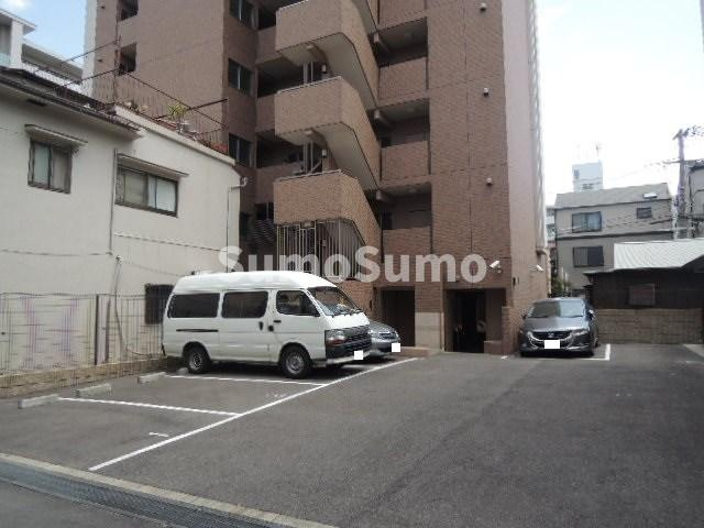 プレサンス三宮東アルバーナの駐車場