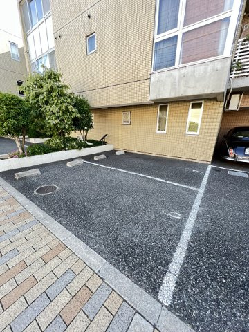 ソレイユ東園田の駐車場