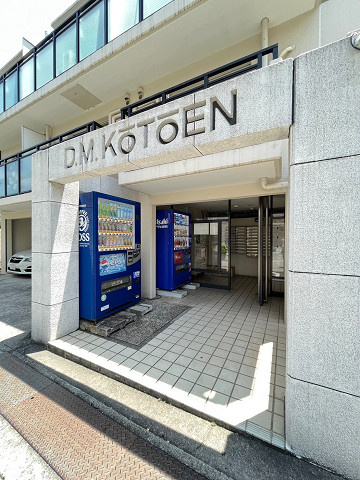 ダイドーメゾン甲東園のエントランス