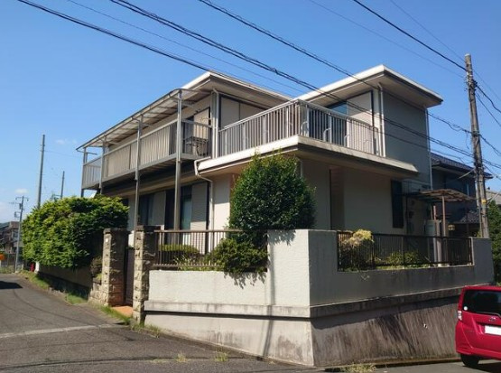 【中古】日高市中鹿山軽量鉄骨中古住宅の外観|南東角地で解放感あり！